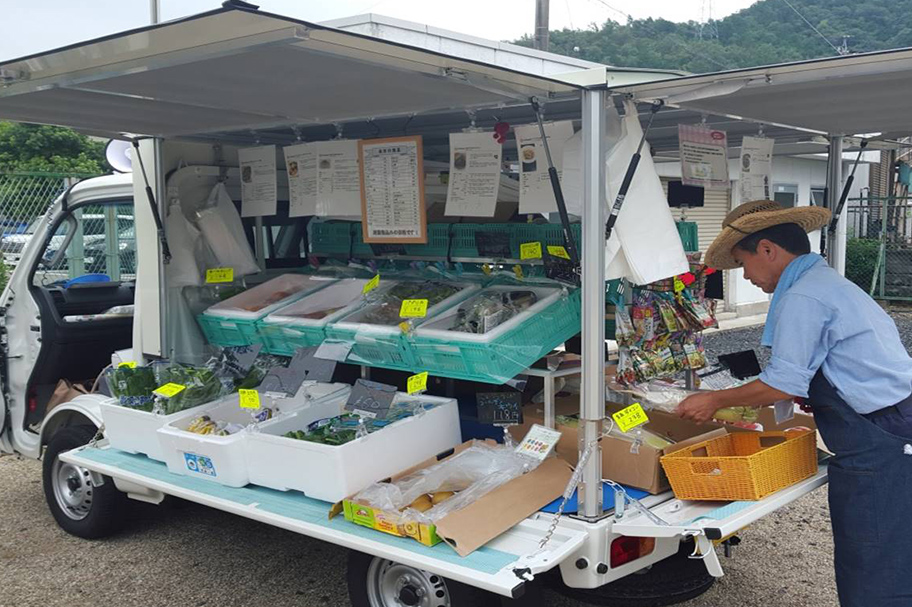 トラックで食べ物を販売している様子
