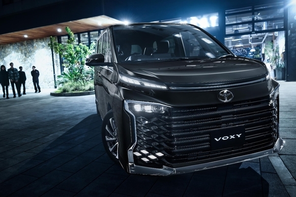 【モデル入り素材】S-Z（ハイブリッド・2WD・7人乗り）