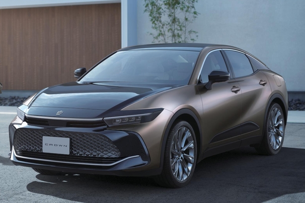 【モデル入り素材】CROSSOVER Z（2.5Lハイブリッド車）